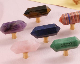 Natur Kristall Schrankknöpfe, Amethyst Schubladenknäufe, individuell gravierte Regenbogenstein-Schrankgriffe, Weißquarz-Kommodemknöpfe, Türknäufe