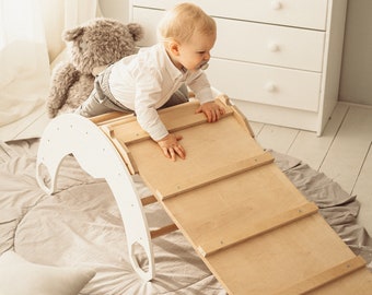 Petit Enfant Jouant Avec Un Tiroir Bébé Seul Dans La Cuisine Sécurité Bébé  Dans La Cuisine