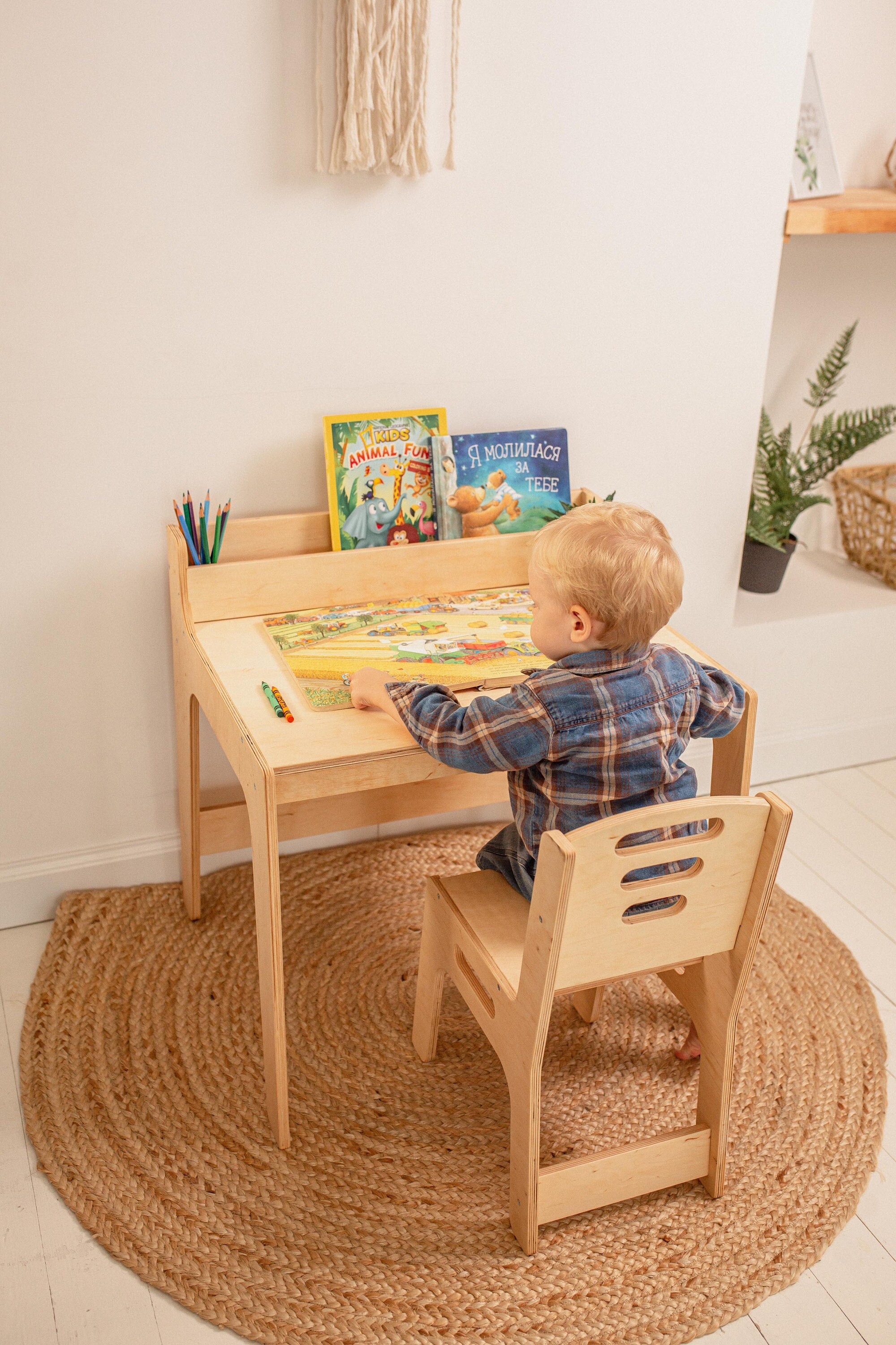 Juego de mesa y 2 sillas para niños, mesa de actividades de plástico para  lectura infantil, artes, manualidades, tareas, muebles Montessori con