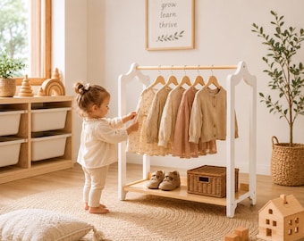 Cabideiro infantil de madeira com conjunto de cabides, guarda-roupa Montessori para quarto de bebê.