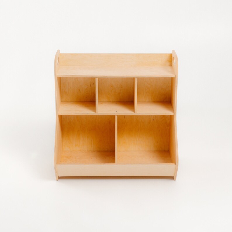 K&ouml;nnte beinhalten: Ein Holzregal mit sechs offenen F&auml;chern. Das Regal ist aus hellem Holz und hat ein schlichtes Design.