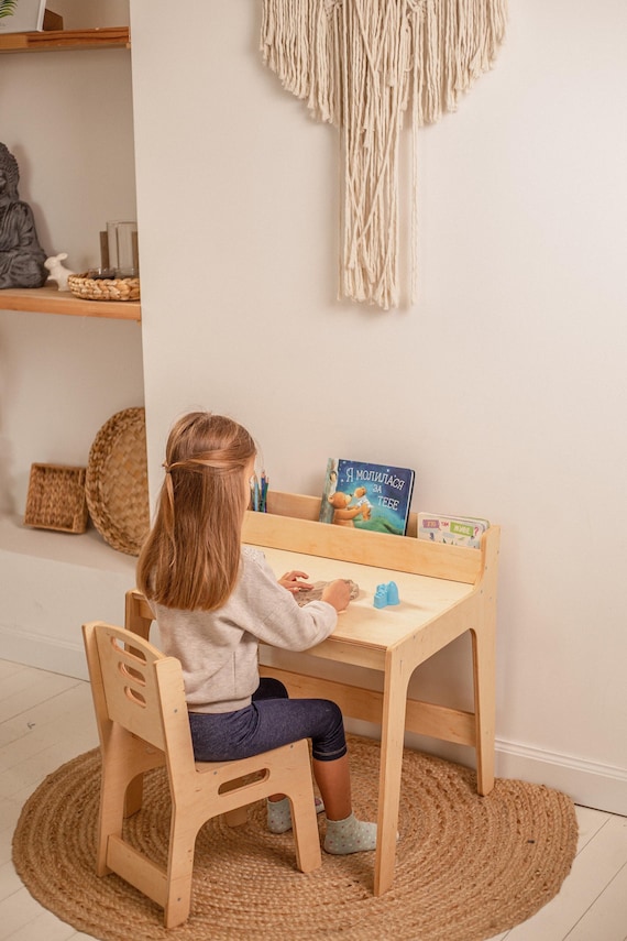 Set scrivania e sedia per bambino, tavolo Montessori con libreria