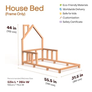 K&ouml;nnte beinhalten: Holzbettgestell in Hausform mit einer H&ouml;he von 112 cm, einer L&auml;nge von 141 cm und einer Breite von 80 cm. Das Gestell ist aus Naturholz gefertigt und hat ein schlichtes Design. Die empfohlene Matratzengr&ouml;&szlig;e betr&auml;gt 132 cm L&auml;nge und 71 cm Breite.