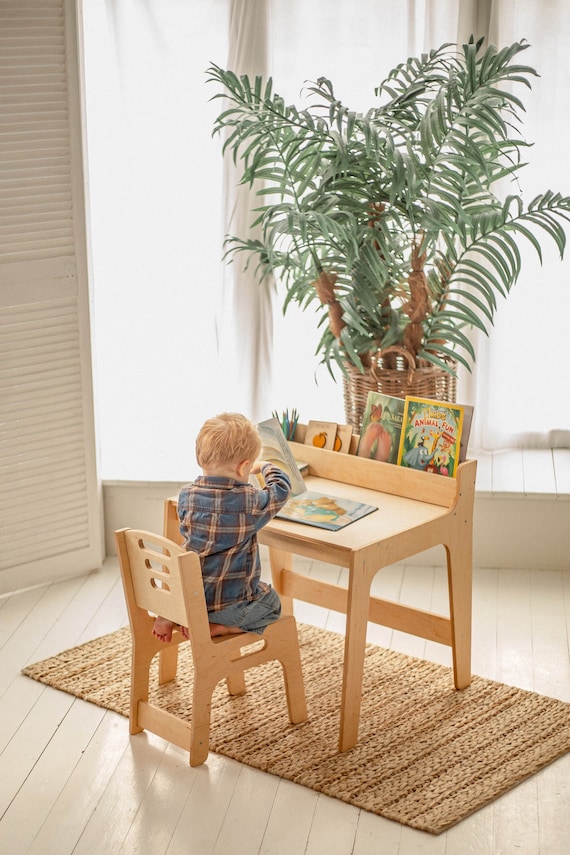 Set de aprendizaje preescolar: mesa con estantería y silla, mesa