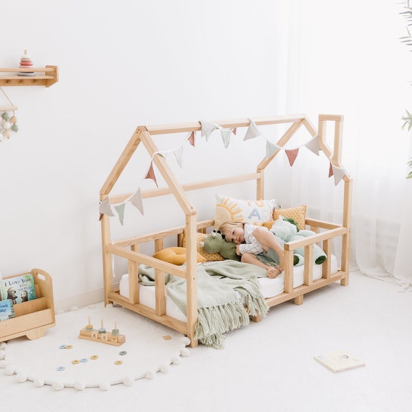 Struttura del letto della casa Montessori con gambe e doghe, mobili per bambini, casetta da gioco interna, arredamento dell'asilo nido, sala giochi per bambini, letto con piattaforma in legno