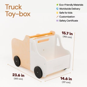 Puede incluir: Cami&oacute;n de juguete de madera blanca y natural con una caja extra&iacute;ble. El cami&oacute;n mide 60 cm de largo, 40 cm de alto y 37 cm de ancho.