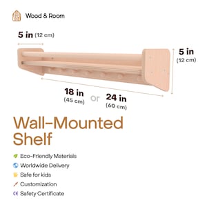 Pu&ograve; includere: Un ripiano a parete in legno chiaro con una rotaia e dei pioli. Il ripiano &egrave; lungo 45 o 60 cm e profondo 12 cm. &Egrave; realizzato con materiali ecologici ed &egrave; sicuro per i bambini. Viene fornito anche con un certificato di sicurezza.