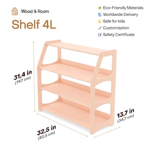 Op de afbeelding: Een licht houten plank met vier planken, 79,7 cm hoog, 82,5 cm breed en 34,7 cm diep. De plank is gemaakt van hout en heeft een natuurlijke afwerking.