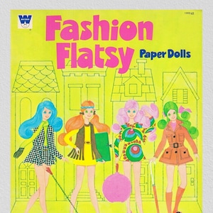 Puede incluir: Un libro de muñecas de papel vintage con cuatro muñecas de moda con diferentes atuendos y accesorios. La portada es amarilla con un título rosa y blanco "Fashion Flatsy Paper Dolls".