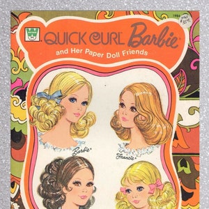 Puede incluir: Un libro de muñecas de papel vintage con Quick Curl Barbie y sus amigas. La portada presenta ilustraciones coloridas de Barbie, Francie, Kelley y Skipper con sus peinados característicos.