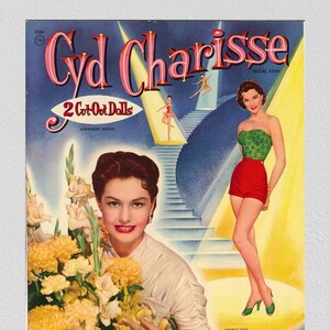 Könnte beinhalten: Ein Vintage-Papierpuppen-Set mit Cyd Charisse, einem MGM-Star. Das Set enthält zwei Ausschneidepuppen, eine in einem weißen Kleid mit Blumen und die andere in einem rot-grünen Outfit. Die Puppen sind auf einer Bühne mit einer Treppe und Scheinwerfern platziert.