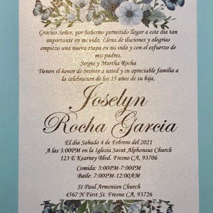 Puede incluir: Una invitaci&oacute;n blanca y dorada con un dise&ntilde;o floral y mariposas. La invitaci&oacute;n es para una celebraci&oacute;n de quincea&ntilde;era para Joselyn Rocha Garcia. El evento se llevar&aacute; a cabo el s&aacute;bado 4 de febrero de 2021 en la Iglesia Saint Alphonsus en Fresno, California. La recepci&oacute;n se llevar&aacute; a cabo en la Iglesia Armenia de San Pablo.