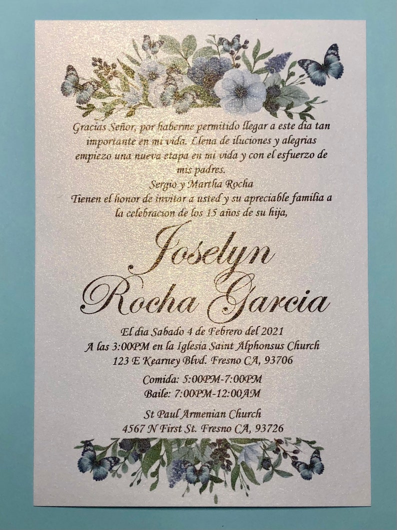 Puede incluir: Una invitaci&oacute;n blanca y dorada con un dise&ntilde;o floral y mariposas. La invitaci&oacute;n es para una celebraci&oacute;n de quincea&ntilde;era para Joselyn Rocha Garcia. El evento se llevar&aacute; a cabo el s&aacute;bado 4 de febrero de 2021 en la Iglesia Saint Alphonsus en Fresno, California. La recepci&oacute;n se llevar&aacute; a cabo en la Iglesia Armenia de San Pablo.