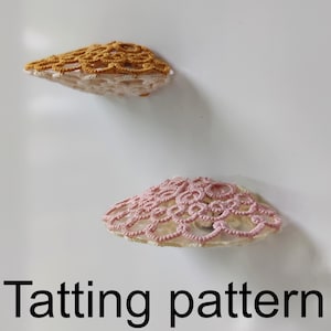 Puede incluir: Se muestran dos patrones de frivolité hechos a mano sobre un fondo blanco. El patrón superior es de color amarillo dorado, mientras que el patrón inferior es rosa. El texto "Tatting pattern" está escrito en negro en la parte inferior de la imagen.