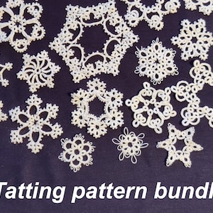Puede incluir: Una colección de copos de nieve de ganchillo blancos, algunos con forma de estrella, otros con forma de flor y otros con un diseño más intrincado. Los copos de nieve están dispuestos sobre un fondo de tela azul oscuro. El texto "Tatting pattern bundle" está escrito debajo de los copos de nieve.
