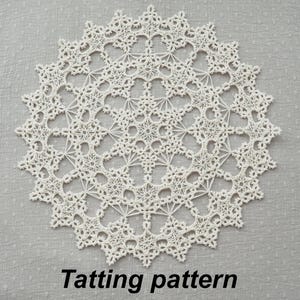 Peut inclure: Un napperon en crochet blanc avec un motif délicat et complexe. Le napperon est circulaire et a un centre avec un motif en forme d'étoile. Le texte "Tatting pattern" est écrit sous le napperon.