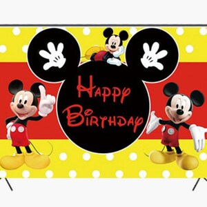 Puede incluir: Un tel&oacute;n de fondo amarillo y rojo con lunares blancos que presenta a Mickey Mouse. El tel&oacute;n de fondo tiene el texto "Happy Birthday" en letras rojas.
