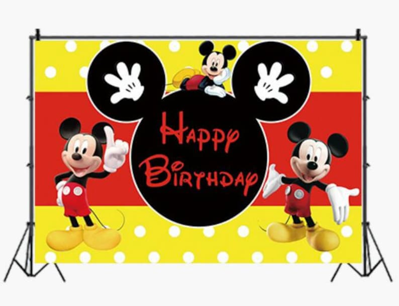 Puede incluir: Un tel&oacute;n de fondo amarillo y rojo con lunares blancos que presenta a Mickey Mouse. El tel&oacute;n de fondo tiene el texto "Happy Birthday" en letras rojas.