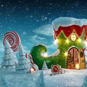 Pode incluir: Uma casa de sapato de elfo verde e vermelha com um telhado nevado e uma janela iluminada. A casa é cercada por árvores cobertas de neve e bengalas de doces.