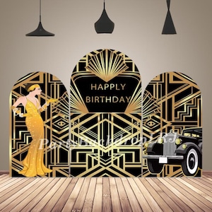 Puede incluir: Un telón de fondo de cumpleaños art déco negro y dorado con una mujer con un vestido dorado, un coche antiguo y las palabras "Happy Birthday". El telón de fondo tiene patrones geométricos y una estética vintage.