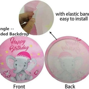 K&ouml;nnte beinhalten: Rosa, einseitiger Hintergrund mit einem Cartoon-Elefanten mit Weihnachtsm&uuml;tze, den Worten "Happy Birthday" und Baby-Illustrationen. Mit einem Gummiband f&uuml;r eine einfache Installation.