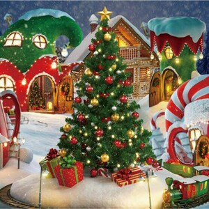 Pode incluir: Uma cena de inverno nevada com uma árvore de Natal decorada com enfeites vermelhos e dourados, cercada por casas de gengibre em forma de botas, uma chaleira e um bastão de caramelo.