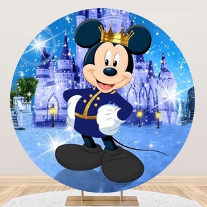 K&ouml;nnte beinhalten: Ein runder Hintergrund mit Mickey Mouse in einem k&ouml;nigsblauen Outfit mit goldenen Verzierungen und einer goldenen Krone. Der Hintergrund zeigt ein Schloss unter einem Sternenhimmel, mit einem hellblauen und wei&szlig;en Farbschema. Der Hintergrund wird von einem goldenen St&auml;nder getragen.
