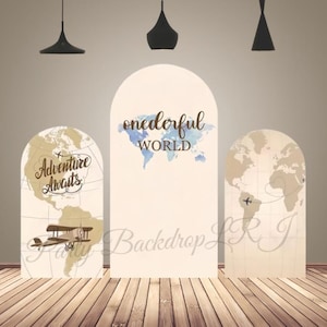 Może przedstawiać: Zestaw trzech łukowych paneli tła o tematyce podróżniczej. Panele przedstawiają mapy świata, samoloty oraz frazy "Adventure Awaits" i "Wonderful World". Paleta kolorów obejmuje beż, niebieski i brązowy.