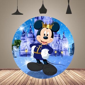 K&ouml;nnte beinhalten: Ein runder Hintergrund mit Mickey Mouse in k&ouml;niglicher Kleidung und einer goldenen Krone. Der Hintergrund zeigt ein blaues Schloss mit Sternenhimmel. Ideal f&uuml;r Partys und Veranstaltungen.