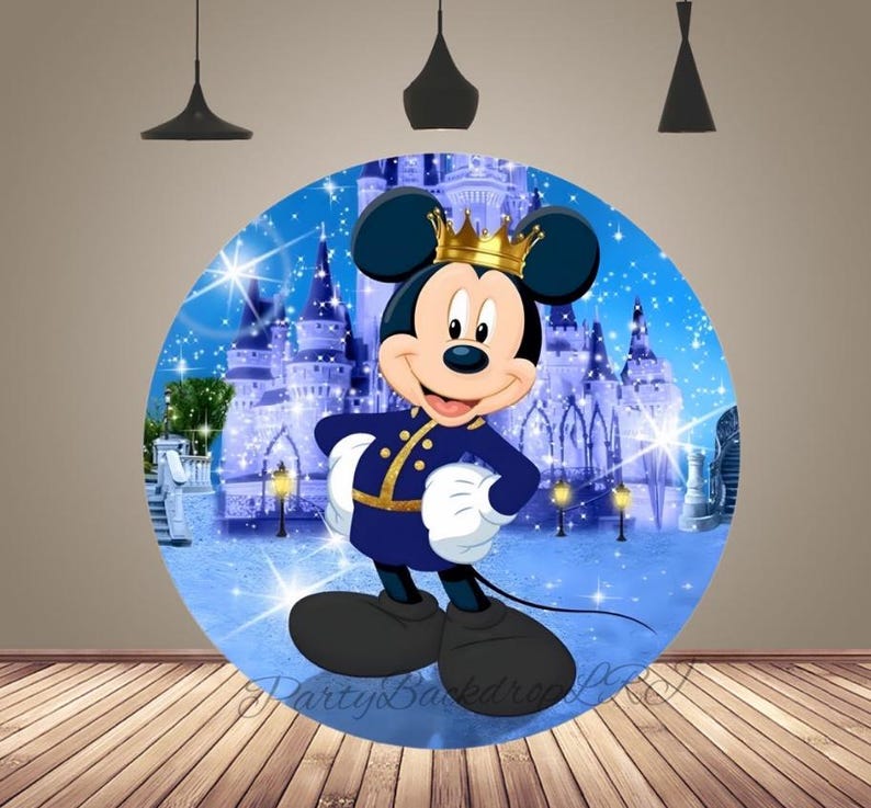 K&ouml;nnte beinhalten: Ein runder Hintergrund mit Mickey Mouse in k&ouml;niglicher Kleidung und einer goldenen Krone. Der Hintergrund zeigt ein blaues Schloss mit Sternenhimmel. Ideal f&uuml;r Partys und Veranstaltungen.