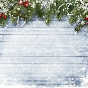 Pode incluir: Um fundo de madeira rústico com uma sensação invernal e nevada. O topo da imagem é decorado com ramos de pinho, bagas vermelhas e flocos de neve brancos.
