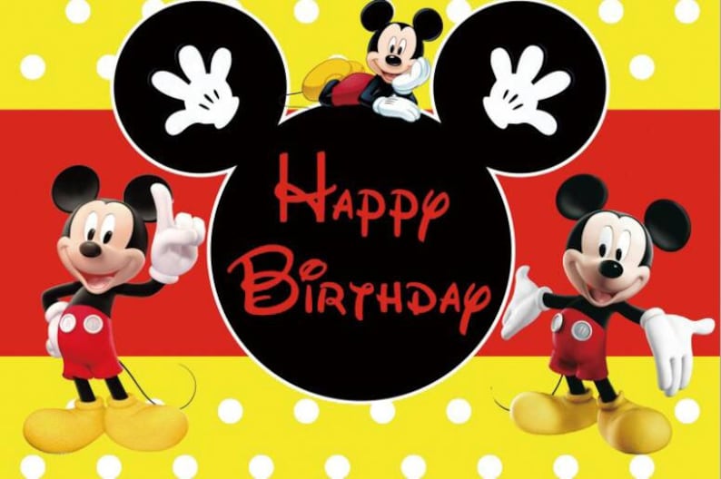 Puede incluir: Un fondo amarillo y rojo con lunares blancos presenta una cabeza de Mickey Mouse negra con las palabras "Happy Birthday" en rojo. Tres personajes de Mickey Mouse aparecen en la pancarta.