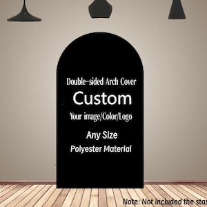 Puede incluir: Una cubierta negra en forma de arco con texto blanco que dice "Double-sided Arch Cover", "Custom", "Your image/Color/Logo", "Any Size" y "Polyester Material". La cubierta se muestra contra una pared neutra y un suelo de madera.
