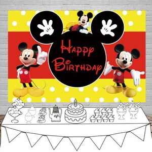 Puede incluir: Un tel&oacute;n de fondo de fiesta de cumplea&ntilde;os de Mickey Mouse amarillo y rojo con lunares blancos. El tel&oacute;n de fondo presenta la cabeza de Mickey Mouse con las palabras "Happy Birthday" en letras rojas. Hay una mesa frente al tel&oacute;n de fondo con un pastel, cupcakes y otras decoraciones de fiesta.