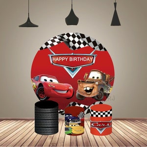 Könnte beinhalten: Ein runder Cars-Hintergrund in Rot, Weiß und Schwarz mit einem karierten Flaggenmuster. Der Hintergrund zeigt die Cars-Charaktere Lightning McQueen und Mater. Der Hintergrund wird mit drei schwarzen, weißen und roten zylindrischen Ständern angezeigt, auf denen das Wort "Cars" auf einem der Ständer steht.
