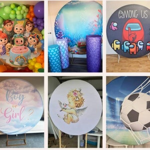 K&ouml;nnte beinhalten: Eine Sammlung runder Hintergrundbanner mit verschiedenen Designs. Eines zeigt Charaktere von "Cocomelon" mit einer Torte. Ein anderes hat ein "Among Us"-Thema. Weitere Motive sind eine "Boy or Girl?"-Ank&uuml;ndigung, ein Engel und ein Fu&szlig;ball im Netz.