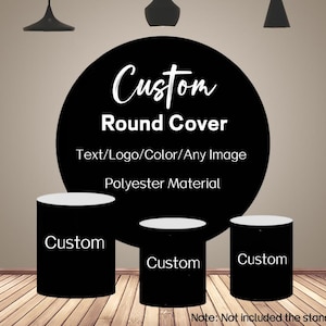 Peut inclure: Présentation de housses rondes et de socles noirs personnalisés avec des dessus blancs. Le fond présente un grand cercle noir avec le texte "Custom Round Cover" et des détails sur le produit. Le texte "Text/Logo/Color/Any Image" et "Polyester Material" est également inclus.