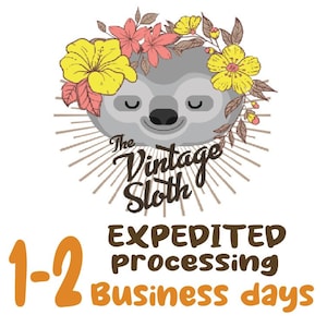 Op de afbeelding: Een logo voor een winkel genaamd "The Vintage Sloth" met een cartoon-luiaard die een bloemenkrans draagt. De tekst "EXPEDITED PROCESSING 1-2 BUSINESS DAYS" staat onder het logo.