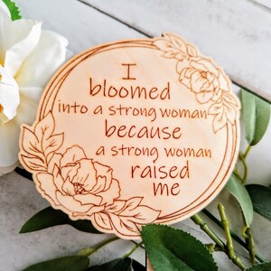 tuteur personnalisé pour femme. Marqueur pour pot de fleurs. Idée cadeau pour les amateurs de plantes. Étiquette de plante en bois avec texte personnalisé. Cadeau d'anniversaire de maman