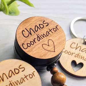 Presentes engraçados para enfermeiras. Carretéis de crachás de enfermeira de identificação médica. Porta-crachá retrátil com clipe engraçado e mesmo chaveiro. Presente de colega de trabalho