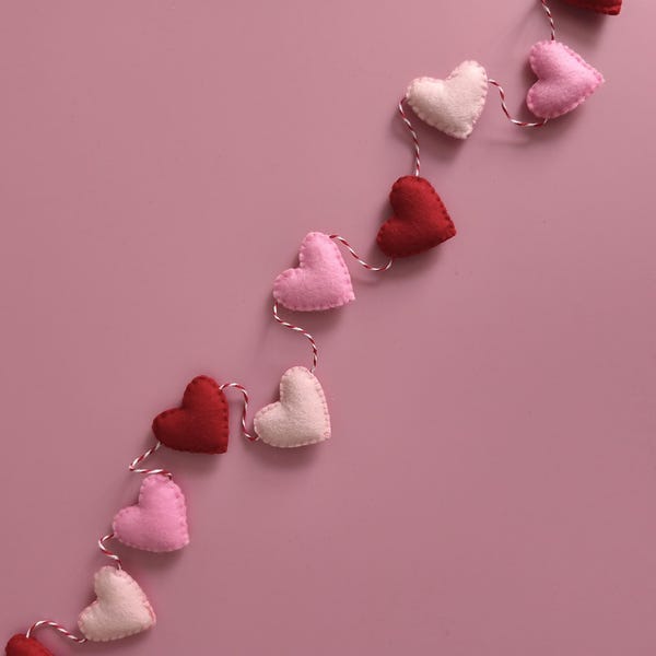 Pink & Red Felt Heart Garland | Valentine’s Day Decor | Handmade Vegan Felt Bunting | Kids Room  Mantel Decoration