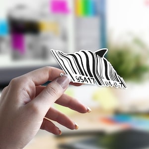 Könnte beinhalten: Ein schwarz-weißer Aufkleber eines Delfins, der wie ein Barcode aussieht, mit der Nummer 95417 darauf gedruckt.