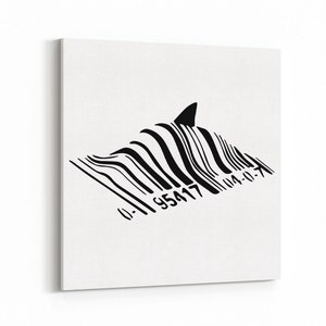 Könnte beinhalten: Schwarz-weiß-Illustration einer Haifischflosse, die aus einem Barcode mit den Zahlen "0-95417 114-0-7" ragt.