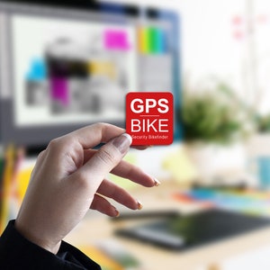 Può includere: Un adesivo quadrato rosso con il testo "GPS BIKE Security Bikefinder" su di esso.