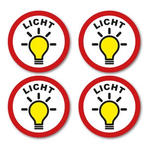 Puede incluir: Cuatro pegatinas redondas con borde rojo y fondo blanco. Cada pegatina presenta una bombilla amarilla con líneas radiantes y la palabra "LICHT" en negro. El diseño sugiere un tema relacionado con la iluminación.