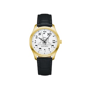 Può includere: Un orologio da polso color oro con cinturino in pelle nera con texture a coccodrillo. Il quadrante bianco presenta caratteri ebraici neri come indici, un'illustrazione centrale di un orologio e la scritta ALTNEU stampata in nero.