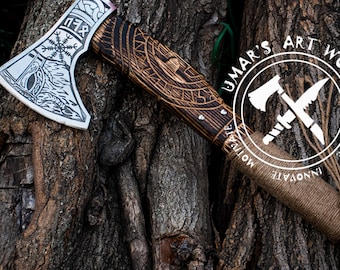 Hacha vikinga forjada a mano: mango de madera grabado, hoja de acero al carbono