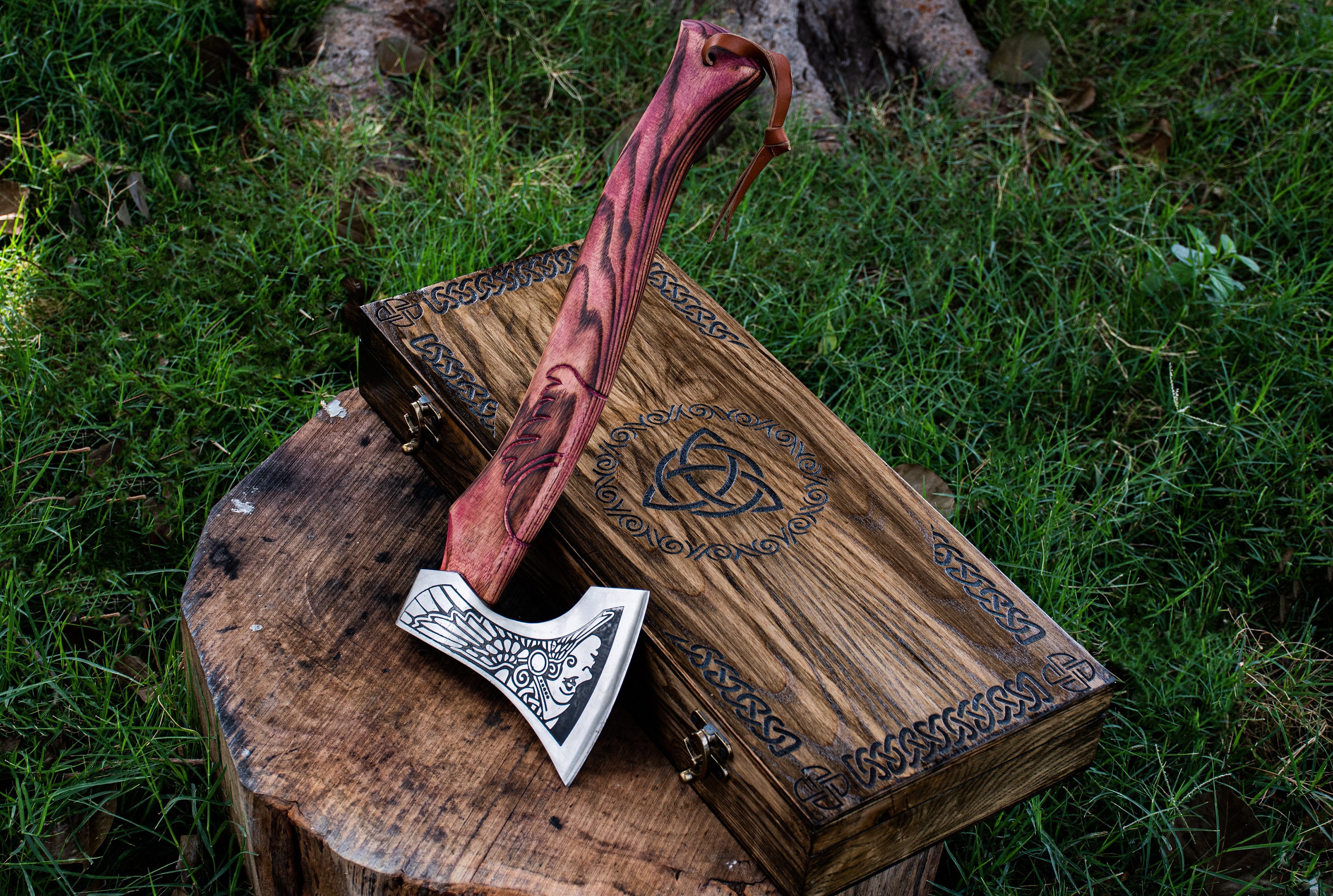 The nano axe. 2/3 in our kitchen axe set. Order now and we'll throw in a  piece of moss and a pack of 10 miniature logs, absolutely free!