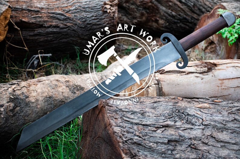 K&ouml;nnte beinhalten: Ein schwarzes Schwert mit einem Holzgriff und einem dekorativen Metallknauf. Das Schwert liegt auf einem Baumstamm mit einem wei&szlig;en Kreislogo, auf dem "Umar's Art Work" steht, und den Worten "Innovate" und "Motivate" auf beiden Seiten des Logos.