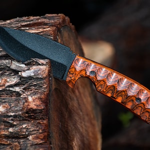 Damascus Steel Hunting Knife: Full Tang Carbon Steel Blade, Pakka Wood Handle